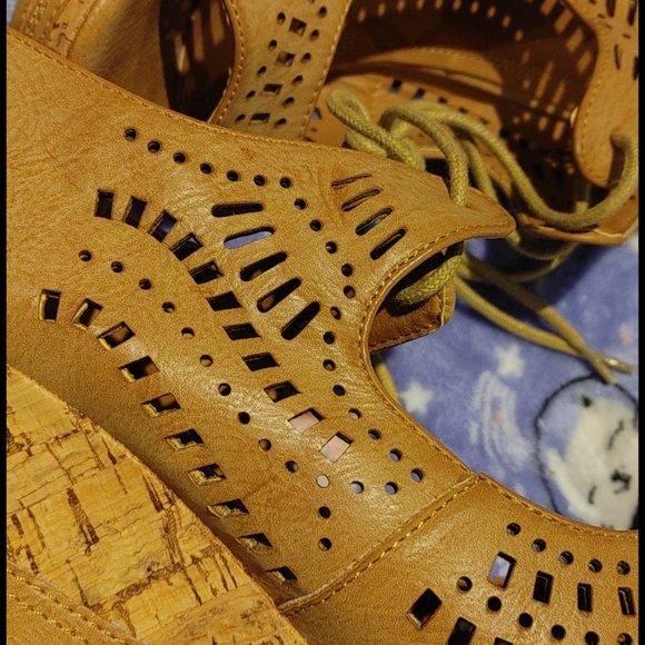 *LAST CHANCE* Tan Platform Wedge Peep Toe Sandals - Picture 5 of 7